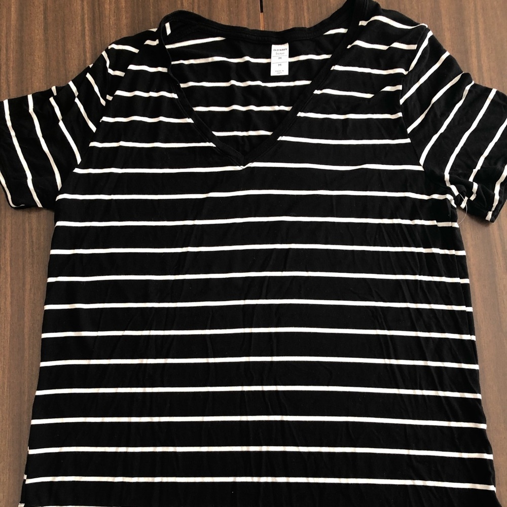 Black/white stipe v-neck tee